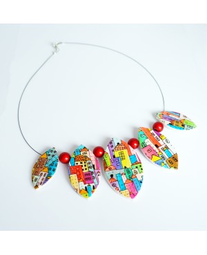 Collier multicolore avec des motifs maisons Colliers mi-longs