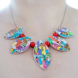 Multicolored necklace with house patterns