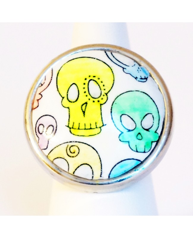 Bague multicolore ronde avec des têtes de mort