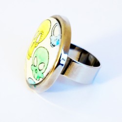 Multicolored round ring with skulls