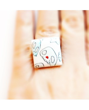 Bague carrée avec des têtes de mort bleues Bagues gourmandes et en pâte polymère