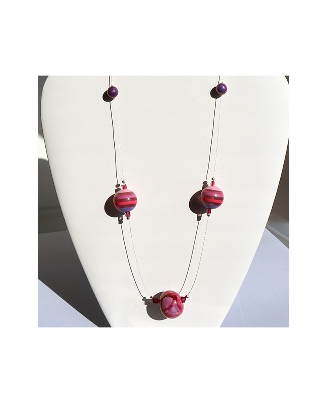 Collier mi-long rose en perles en céramique et résine