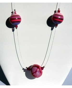 Collier mi-long rose en perles en céramique et résine Colliers mi-longs