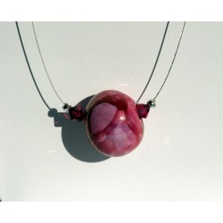 Collier mi-long rose en perles en céramique et résine