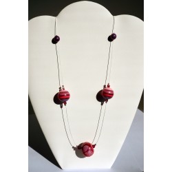 Collier mi-long rose en perles en céramique et résine