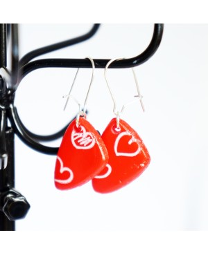 Boucles d'oreilles rouges avec des petits coeurs blancs Boucles d'oreilles artisanales (fait-main)