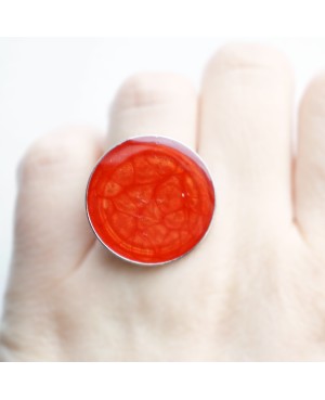 Grande bague rouge avec des effets écailles Bagues en peinture et résine