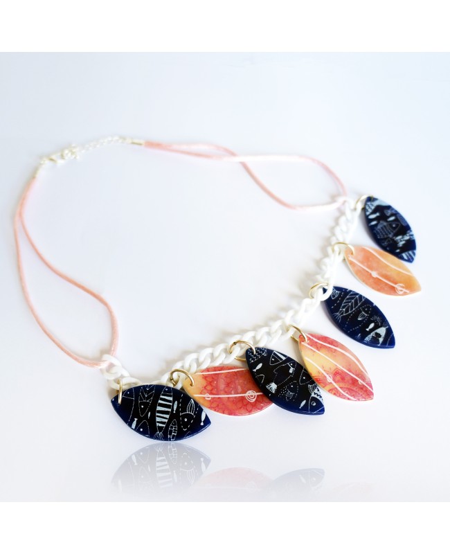 Collier bleu avec des poissons et rose