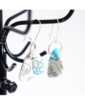 Boucles d'oreilles blanches avec des têtes de mort bleues Boucles d'oreilles artisanales (fait-main)