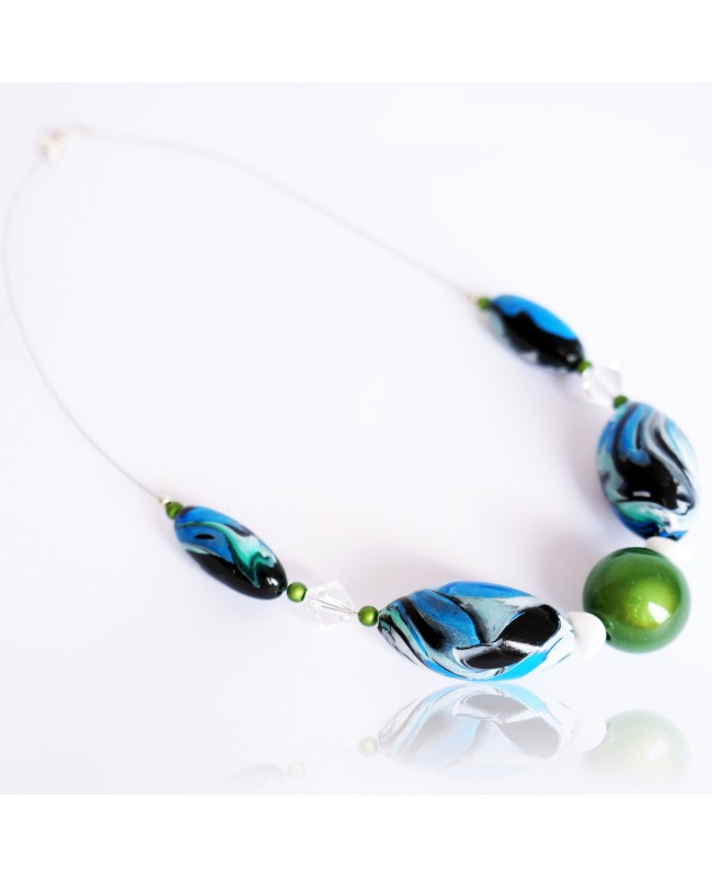 Collier ras-le-cou bleu, vert, blanc et noir