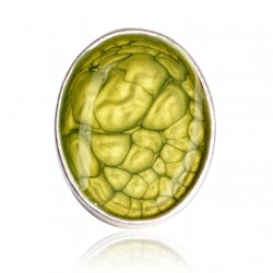 Bague ovale verte avec un effet "cellules"
