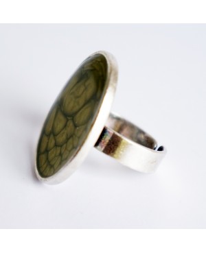 Bague ovale verte avec un effet "cellules" Bagues en peinture et résine