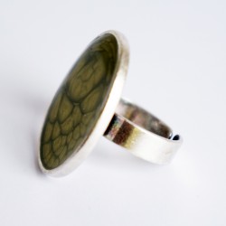 Green, oval ring with a “cell” effect