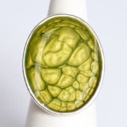 Bague ovale verte avec un effet "cellules"