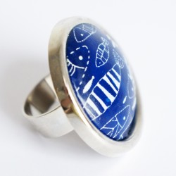 Blue and white fish ring