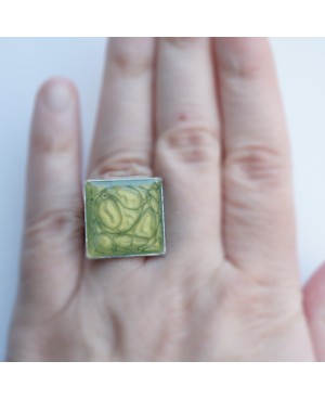 Bague verte carrée effet "écailles" Bagues en peinture et résine