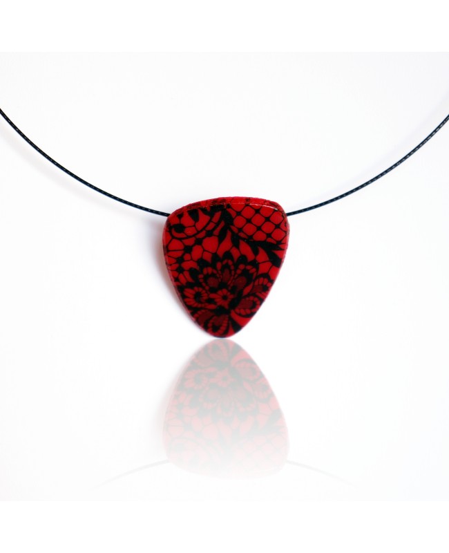 Pendentif rouge et noir dentelle