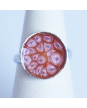 Petite bague ronde et rose avec un effet écailles Bagues en peinture et résine