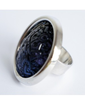 Grande bague noire avec des reliefs métalliques Bagues gourmandes et en pâte polymère