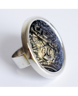 Grande bague noire avec des reliefs métalliques Bagues gourmandes et en pâte polymère