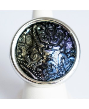 Grande bague noire avec des reliefs métalliques Bagues gourmandes et en pâte polymère