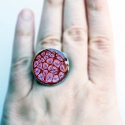 Round old rose ring with "cellular" effect