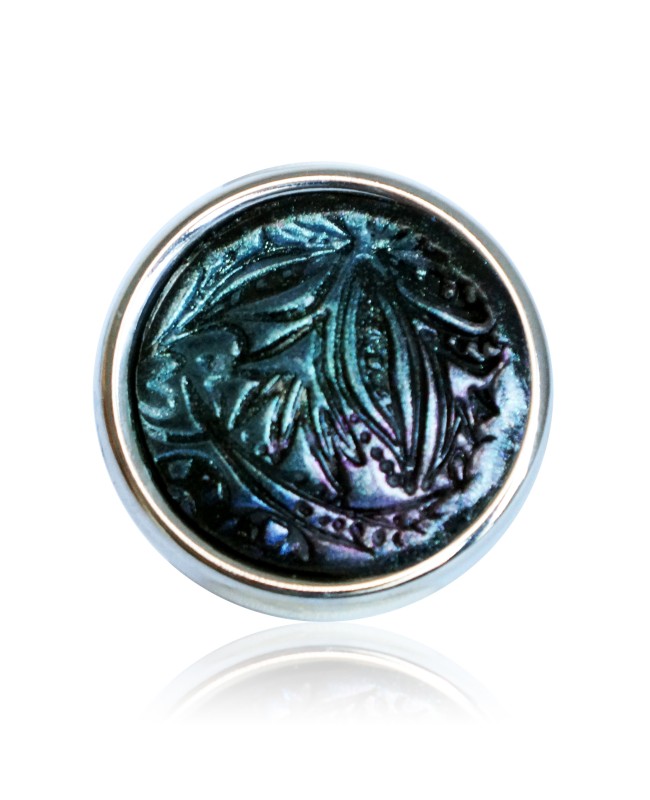 Bague noire avec des reflets métalliques