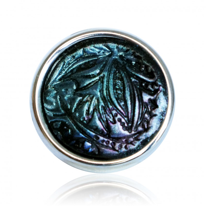 Black ring with metallic reflections