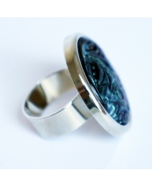 Bague noire avec des reflets métalliques Bagues gourmandes et en pâte polymère