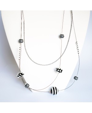 Collier mi-long "black and white" (noir et blanc) en perles Colliers 2 ou 3 rangs
