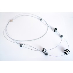 Collier mi-long "black and white" (noir et blanc) en perles