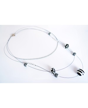 Collier mi-long "black and white" (noir et blanc) en perles Colliers 2 ou 3 rangs
