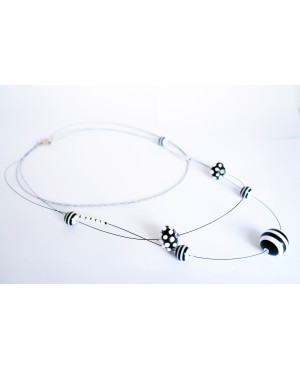 Collier mi-long "black and white" (noir et blanc) en perles Colliers 2 ou 3 rangs
