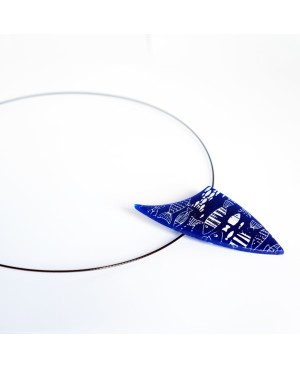 Pendentif bleu marine avec des poissons blancs Pendentifs en pâte polymère