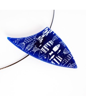 Pendentif bleu marine avec des poissons blancs Pendentifs en pâte polymère