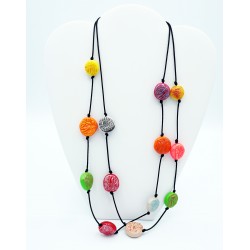 Collier double rangs mi-long avec perles multicolores