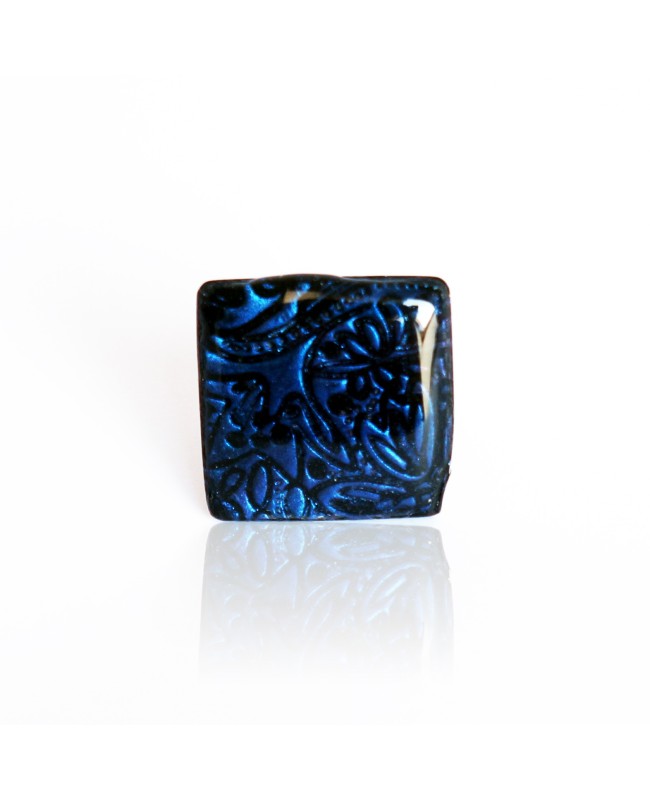 Bague carrée bleu marine avec du relief