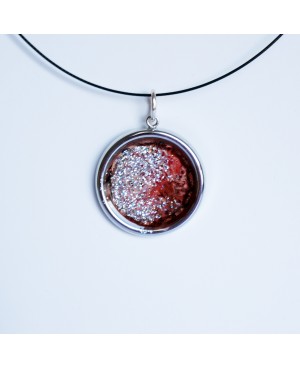 Pink pendant with glitter. Pendants mounted on metallic supports