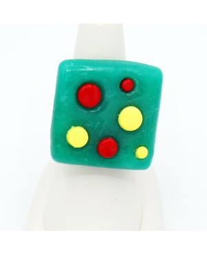 Bague carrée verte avec des pois jaunes et rouges Bagues gourmandes et en pâte polymère