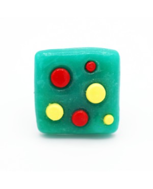 Bague carrée verte avec des pois jaunes et rouges Bagues gourmandes et en pâte polymère