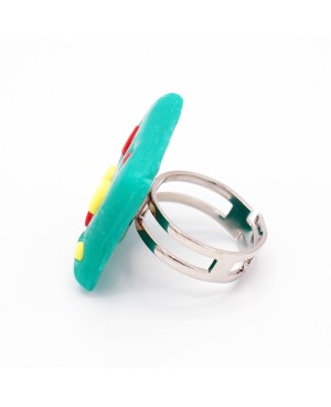 Bague carrée verte avec des pois jaunes et rouges Bagues gourmandes et en pâte polymère