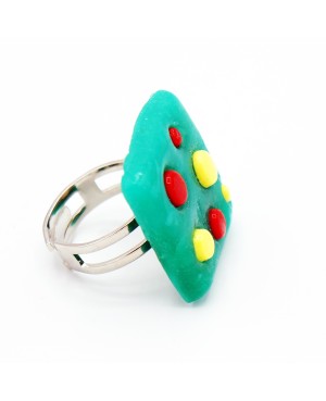 Bague carrée verte avec des pois jaunes et rouges Bagues gourmandes et en pâte polymère