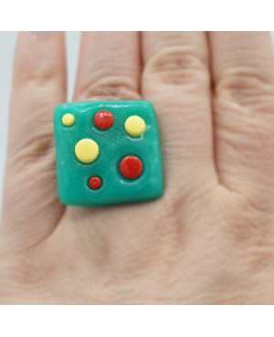 Bague carrée verte avec des pois jaunes et rouges Bagues gourmandes et en pâte polymère