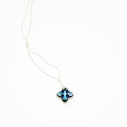 Pendentif croix tribale bleue