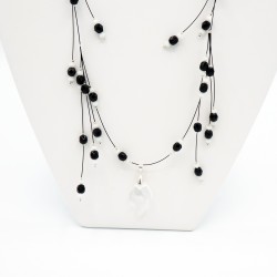 Collier noir et blanc en perles avec pendentif feuille en cristal