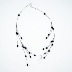 Collier noir et blanc en perles avec pendentif feuille en cristal