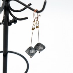 Sparkling gray/black stud earrings