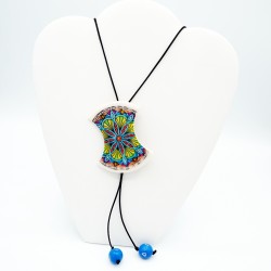 Collier mandala multicolore avec perles bleues