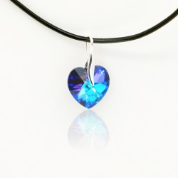 Collier coeur bleu avec des reflets violets