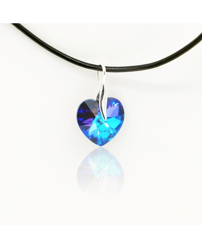 Collier coeur bleu avec des reflets violets